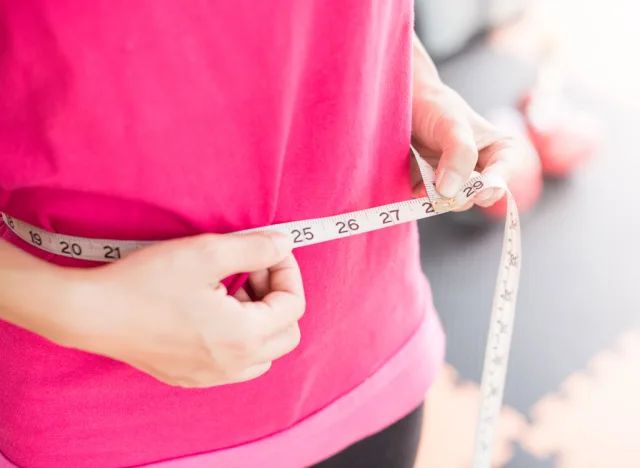 woman waistline belly fat measure